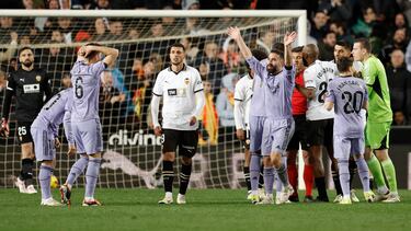 VALENCIA, 02/03/2024.- Los jugadores del Real Madrid protestan al colegiado Gil Manzano el gol anulado en el ¨²ltimo momento del encuentro correspondiente a la jornada 27 de Primera Divisi¨®n que Valencia y Real Madrid disputan hoy s¨¢bado en el estadio de Mestalla, en Valencia. EFE / Kai Forsterling
