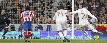 26 de noviembre de 2011. Partido de LaLiga entre el Real Madrid y el Atl¨¦tico de Madrid en el Bernab¨¦u (4-1). Cristiano Ronaldo marc¨® el 1-1 de penalti.