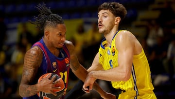 BELGRADE (Serbia), 14/10/2025.- Barcelona's Will Clyburn (L) in action against Maccabi's Roman Sorkin (R) during the Euroleague basketball match between Maccabi Tel Aviv and FC Barcelona in Belgrade, Serbia, 14 October 2025. (Baloncesto, Euroliga, Belgrado) EFE/EPA/ANDREJ CUKIC