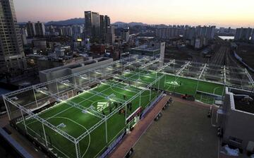 Ubicado en el complejo comercial y de entretenimiento Yongsan i`park en el centro de Se¨²l, un sitio donde comprar la mejor tecnolog¨ªa y jugar un partido de f¨²tbol sala.