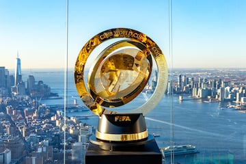 Con la llegada de este Mundial de Clubes 2025, hay varios futbolistas que se juegan el puesto de jugador con m¨¢s partidos de la historia en este torneo. En el a?o 2000 se jug¨® la primera edici¨®n en Brasil pero no fue hasta 2005 que se jug¨® de manera anual. Ahora, en 2025, se ha vuelto a anunciar que el torneo se disputar¨¢ cada 4 a?os con un formato renovado.
Desde leyendas del f¨²tbol europeo hasta cracks del f¨²tbol africano y asi¨¢tico, estos jugadores han convertido el certamen en una segunda casa, acumulando participaciones que reflejan tanto su talento como la hegemon¨ªa de sus equipos.