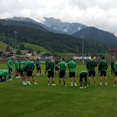 El Betis se entrena bajo la lluvia y con 30 grados menos que en Sevilla