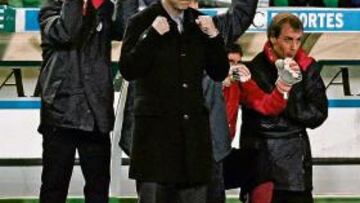 <b>GRAN ALEGRÍA. </b>Caparrós festeja con los puños apretados la victoria ante el Betis.