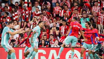BILBAO, 31/08/2024.- El delantero argentino del Atlético de Madrid Ángel Correa (c) celebra el primer gol de su equipo durante el partido de la cuarta jornada de LaLiga que Athletic de Bilbao y Atlético de Madrid disputan este sábado en San Mamés. EFE/LUIS TEJIDO