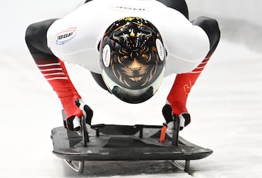 Con la llegada del frío cobran protagonismo los deportes de invierno, donde el skeleton ocupa un lugar destacado por
su espectacularidad... y por la originalidad de los cascos de los competidores. En la imagen, el chino Qinwei Lin infunde
terror en la Copa del Mundo de bobsleigh y skeleton, evento de prueba de los Juegos de Invierno de Milán-Cortina 2026.
