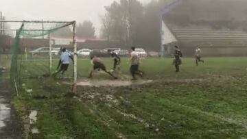 Lo que sería el fútbol del S.XIX: El partido entre el barro es viral