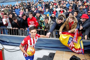 El mediocentro argentino fue fichado en verano de 2015, pero se quedó cedido seis meses en River Plate. Jugó 11 partidos durante los 6 meses que vistió la elástica rojiblanca. Actualmente juega en el Fatih Karagümrük S. K. turco.
