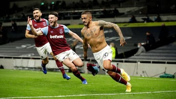 LONDON, ENGLAND - OCTOBER 18: Manuel Lanzini of West Ham United celebrates after scoring his team&#039;s third goal during the Premier League match between Tottenham Hotspur and West Ham United at Tottenham Hotspur Stadium on October 18, 2020 in London, England. Sporting stadiums around the UK remain under strict restrictions due to the Coronavirus Pandemic as Government social distancing laws prohibit fans inside venues resulting in games being played behind closed doors. (Photo by Matt Dunham - Pool/Getty Images)