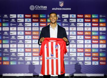 El defensa uruguayo fue presentado como nuevo jugador rojiblanco y recibi¨® su nueva camiseta de manos del presidente del Atl¨¦tico de Madrid, Enrique Cerezo. El jugador llega procedente del Racing Club de Montevideo.