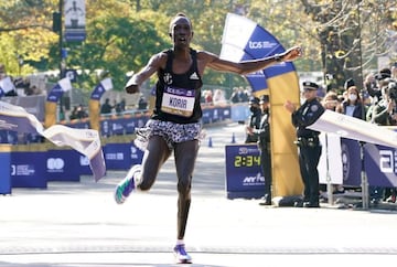 Albert Korir, al cruzar la meta de Nueva York.