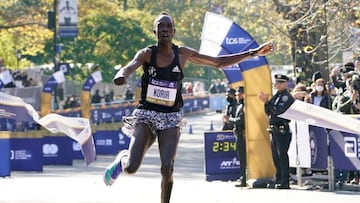 Albert Korir, al cruzar la meta de Nueva York.