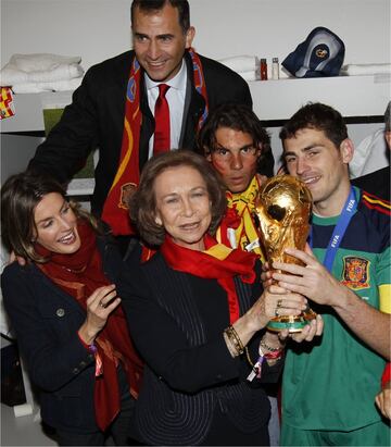 Doña Letizia Ortiz, Felipe VI, Doña Sofía, Rafa Nadal e Iker Casillas celebrando la victoria en el vestuario. 