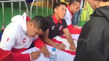 Allende participó en firma de autógrafos a hinchas de Necaxa