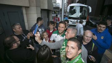 Joaquín Sánchez posa con aficionados del Betis.