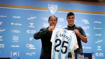 Loren Juarros y Sergio Castel durante la presentación del delantero como nuevo jugador del Málaga CF.
