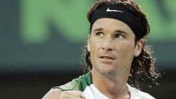 <b>MIAMI. </b>Carlos Moyá alcanza la segunda ronda tras derrotar al rumano Victor Hanescu.