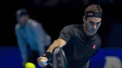 Federer ejecuta un rev&eacute;s en el O2 Arena.