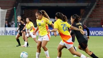 AME1276. MEDELLIN (COLOMBIA), 24/10/2025.- Leicy Santos (i) de Colombia controla el balón este viernes, en un partido de la Liga de Naciones Femenina entre Colombia y Perú en el Atanasio Girardot, en Medellin (Colombia). EFE/ Mauricio Dueñas Castañeda