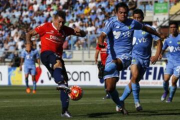 El jugador de Universidad Católica, Nicolas Castillo, izquierda, disputa el balón con Nicolas Vargas de O'Higgins.