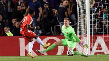 Ter Stegen, en el momento de hacer la parada a Ramazani en el Barça-Almería del sábado.