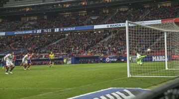 ??EMPATA PAREJO!! ?Oblak adivin¨® el lanzamiento del capit¨¢n valencianista desde los once metros, pero iba muy bien tirado y no pudo desviarlo!