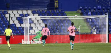 Ocasión de Cucho Hernández. El colombiano chutó y Neto, con la mano, desvió el balón al larguero de su portería.