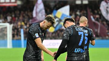 Salerno (Italy), 04/11/2023.- Napoli's Eeljif Elmas (C) celebrates with teammates after scoring the 0-2 goal during the Italian Serie A soccer match between US Salernitana and SSC Napoli in Salerno, Italy, 04 November 2023. (Italia) EFE/EPA/MASSIMO PICA
