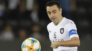 Xavi Hernández toca el balón con el Al Sadd.