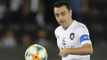 Xavi Hern&aacute;ndez toca el bal&oacute;n con el Al Sadd.