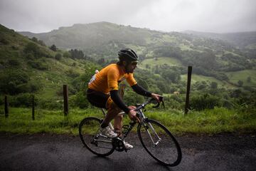 Óscar Freire, ciclista cántabro, subió con AS el puerto donde acabará la 17ª etapa. Varias rampas rebasan el 20%.

 