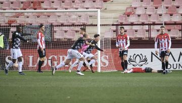 El Racing libra a última hora