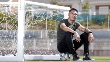 Leo Ulloa posa con un bal&oacute;n y una porter&iacute;a en la Ciudad Deportiva.