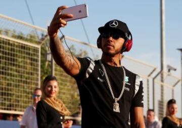 Lewis Hamilton recorriendo el circuito de Bahrein antes de comenzar la carrera.