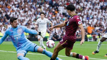MADRID, 25/08/2024.- El centrocampista del Real Valladolid Victor Meseguer (d) ante el portero del Real Madrid Thibaut Cortuois (i) durante el partido de la segunda jornada de Liga que Real Madrid y Real Valladolid disputan esta tarde en el estadio Santiago Bernabéu. EFE/Chema Moya