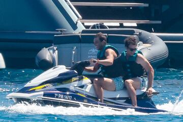 El tenista espa?ol se recupera de su lesi車n abdominal, que le oblig車 a abandonar el Grand Slam brit芍nico, en las aguas de la isla balear a bordo de un barco y rodeado de amigos.