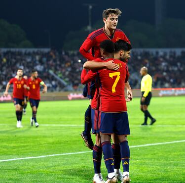 El delantero español, Ansu Fati, celebra con sus compañeros el 0-1 para la selección española.  

