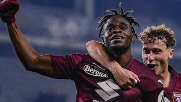 Duván Zapata durante un partido de Torino.