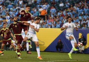 Edinson Cavani intentó puntear el balón.