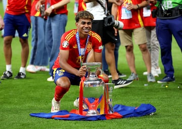 Lamine Yamal posa con los trofeos de la Eurocopa y mejor jugador joven del torneo.