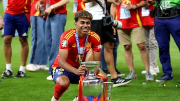 Lamine Yamal posa con los trofeos de la Eurocopa y mejor jugador joven del torneo.