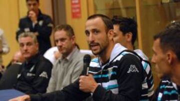El jugador de la selección Argentina de baloncesto Emanuel Ginobili (c) habla junto a otros compañeros durante una rueda de prensa.