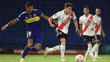 Boca Juniors&#039; Walter Bou (L) and River Plate&#039;s Julian Alvarez vie for the ball during their Argentine Professional Football League Superclasico match at La Bombonera stadium in Buenos Aires on March 14, 2021. (Photo by Marcelo Endelli / POOL / A