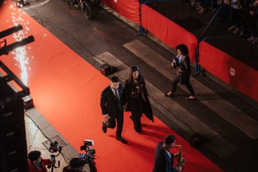 El campeón del mundo del peso pluma de la UFC, Ilia Topuria, es recibido por más de 8.000 aficionados en la plaza del Ayuntamiento de Alicante.