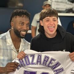 Randy Arozarena y Peso Pluma posan con el tradicional festejo