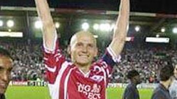 <B>AL ARSENAL.</B> El defensa francés PAscal Cyagn es nuevo juevo jugador del Arsenal inglés.