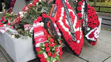 Flores para conmemorar la tragedia del estadio del Spartak de Moscú.