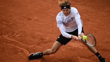Alexander Zverev devuelve una bola ante Jannik Sinner durante su partido de octavos de final de Roland Garros 2020.