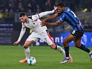 BERGAMO (Italy), 28/10/2025.- Milan's Santiago Gimenez (L) and Atalanta's Isak Hien in action during the Italian Serie A soccer match between Atalanta BC and AC Milan, in Bergamo, Italy, 28 october 2025. (Italia) EFE/EPA/MICHELE MARAVIGLIA