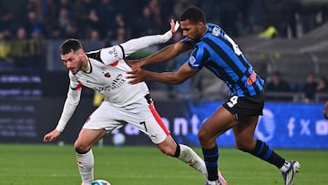 BERGAMO (Italy), 28/10/2025.- Milan's Santiago Gimenez (L) and Atalanta's Isak Hien in action during the Italian Serie A soccer match between Atalanta BC and AC Milan, in Bergamo, Italy, 28 october 2025. (Italia) EFE/EPA/MICHELE MARAVIGLIA