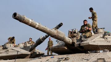 Israeli soldiers work on their tanks, amid the ongoing conflict between Israel and the Palestinian Islamist group Hamas, near the Israel-Gaza border, in southern Israel, January 1, 2024. REUTERS/Violeta Santos Moura     TPX IMAGES OF THE DAY